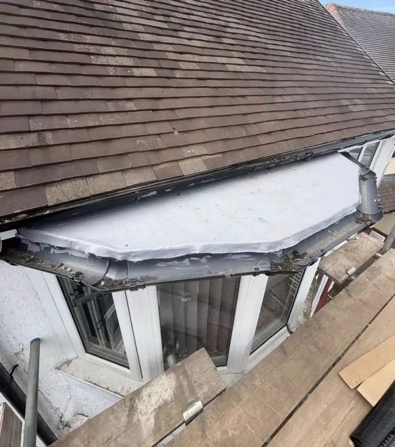 Flat roof over a bay window with a new edge trim